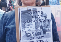 Wsparcie więźnia politycznego podczas rozprawy