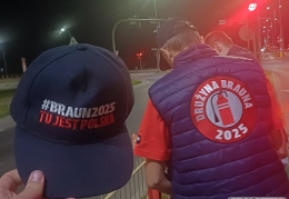 2025.04.25 - Wieszanie banerów Grzegorza Brauna w Białymstoku